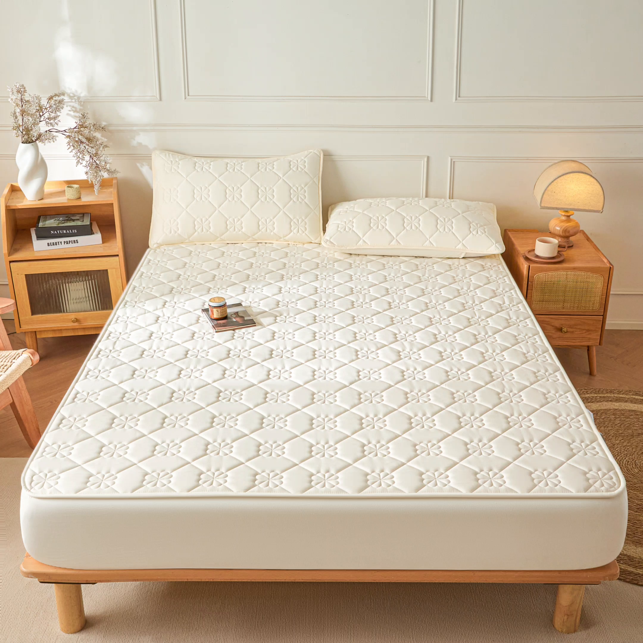 91家纺网 家纺一手货源 找家纺 雯豆家纺 2025新款简约防水款水洗棉夹棉床笠 幸运草-月光白