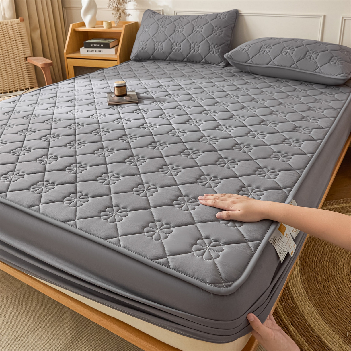 91家纺网 家纺一手货源 找家纺 雯豆家纺 2025新款简约水洗棉夹棉床笠三件套绗缝款纯色床垫保护套-幸运草系列 幸运草-深空灰