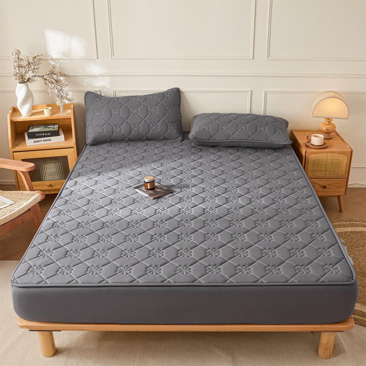 91家纺网 家纺一手货源 找家纺 雯豆家纺 2025新款简约水洗棉夹棉床笠三件套绗缝款纯色床垫保护套-幸运草系列 幸运草-深空灰