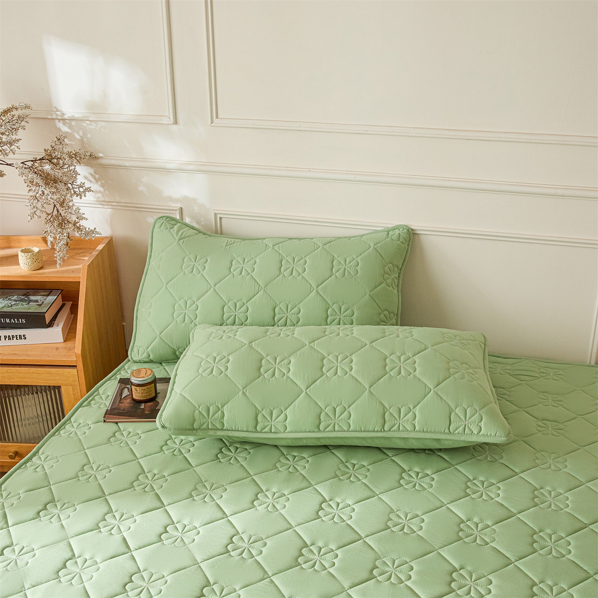91家纺网 家纺一手货源 找家纺 雯豆家纺 2025新款简约水洗棉夹棉床笠三件套绗缝款纯色床垫保护套-幸运草系列 幸运草-清雅绿