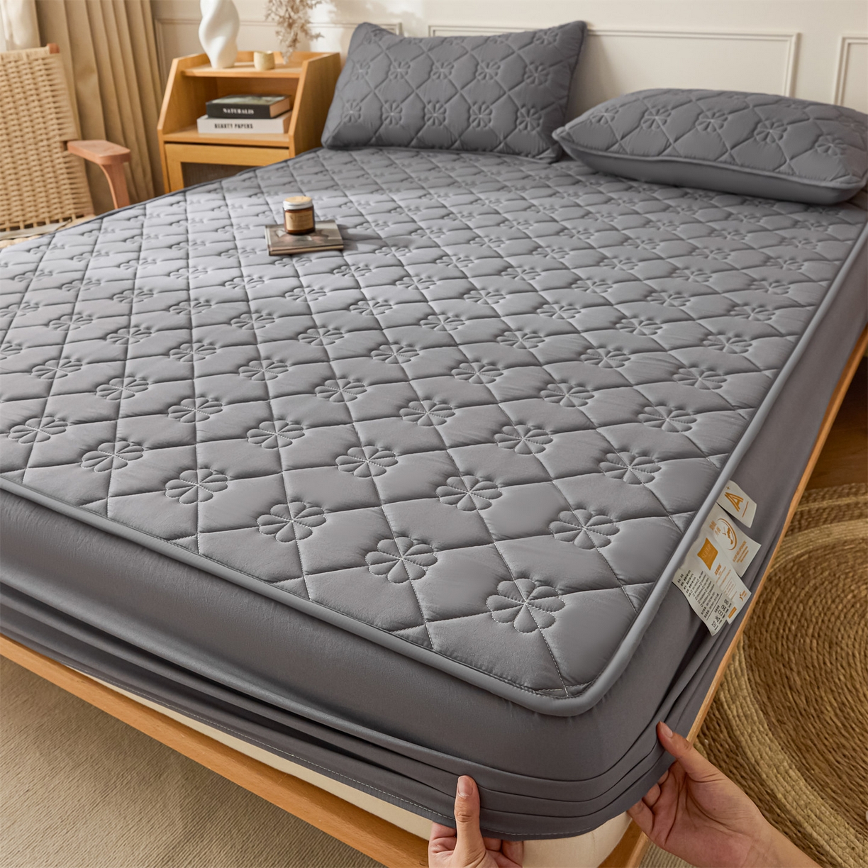 91家纺网 家纺一手货源 找家纺 雯豆家纺 2025新款简约水洗棉夹棉床笠三件套绗缝款纯色床垫保护套-幸运草系列 幸运草-深空灰