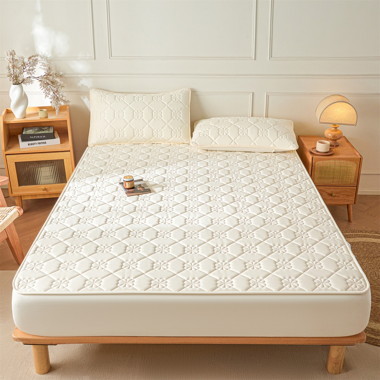 91家纺网 家纺一手货源 找家纺 雯豆家纺 2025新款简约水洗棉夹棉床笠三件套绗缝款纯色床垫保护套-幸运草系列 幸运草-月光白