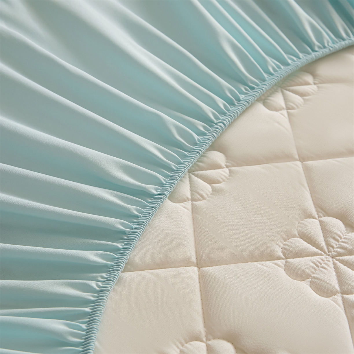 91家纺网 家纺一手货源 找家纺 雯豆家纺 2025新款简约水洗棉夹棉床笠三件套绗缝款纯色床垫保护套-幸运草系列 幸运草-淡水蓝