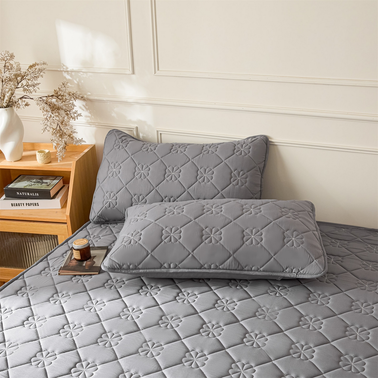 91家纺网 家纺一手货源 找家纺 雯豆家纺 2025新款简约水洗棉夹棉床笠三件套绗缝款纯色床垫保护套-幸运草系列 幸运草-深空灰