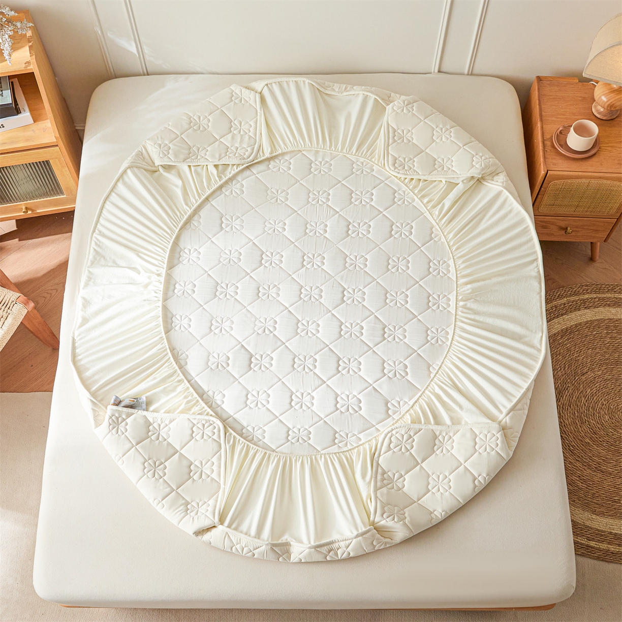 91家纺网 家纺一手货源 找家纺 雯豆家纺 2025新款简约水洗棉夹棉床笠三件套绗缝款纯色床垫保护套-幸运草系列 幸运草-月光白