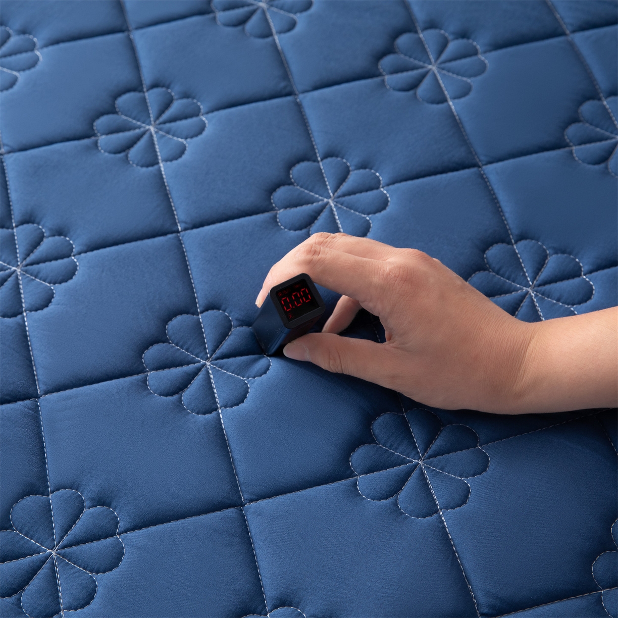 91家纺网 家纺一手货源 找家纺 雯豆家纺 2025新款简约水洗棉夹棉床笠三件套绗缝款纯色床垫保护套-幸运草系列 幸运草-黛蓝