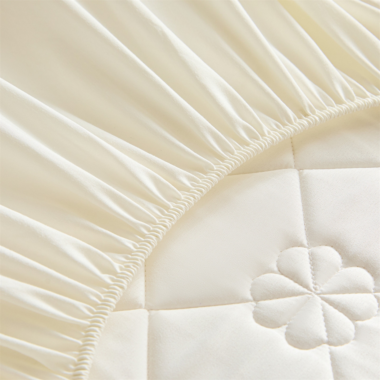 91家纺网 家纺一手货源 找家纺 雯豆家纺 2025新款简约水洗棉夹棉床笠三件套绗缝款纯色床垫保护套-幸运草系列 幸运草-月光白