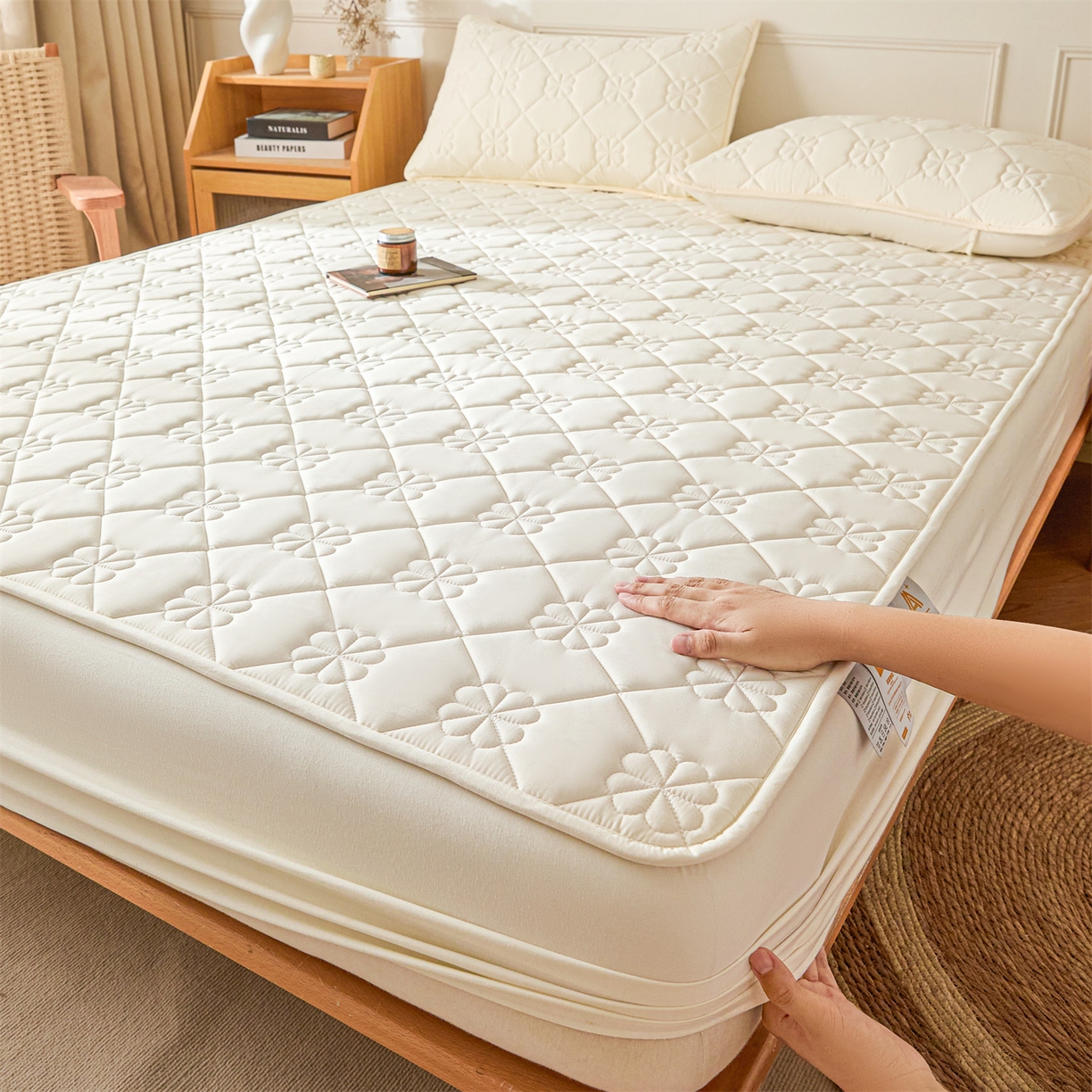 91家纺网 家纺一手货源 找家纺 雯豆家纺 2025新款简约水洗棉夹棉床笠三件套绗缝款纯色床垫保护套-幸运草系列 幸运草-月光白