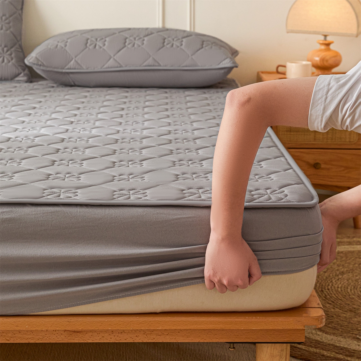 91家纺网 家纺一手货源 找家纺 雯豆家纺 2025新款简约水洗棉夹棉床笠三件套绗缝款纯色床垫保护套-幸运草系列 幸运草-暮云灰