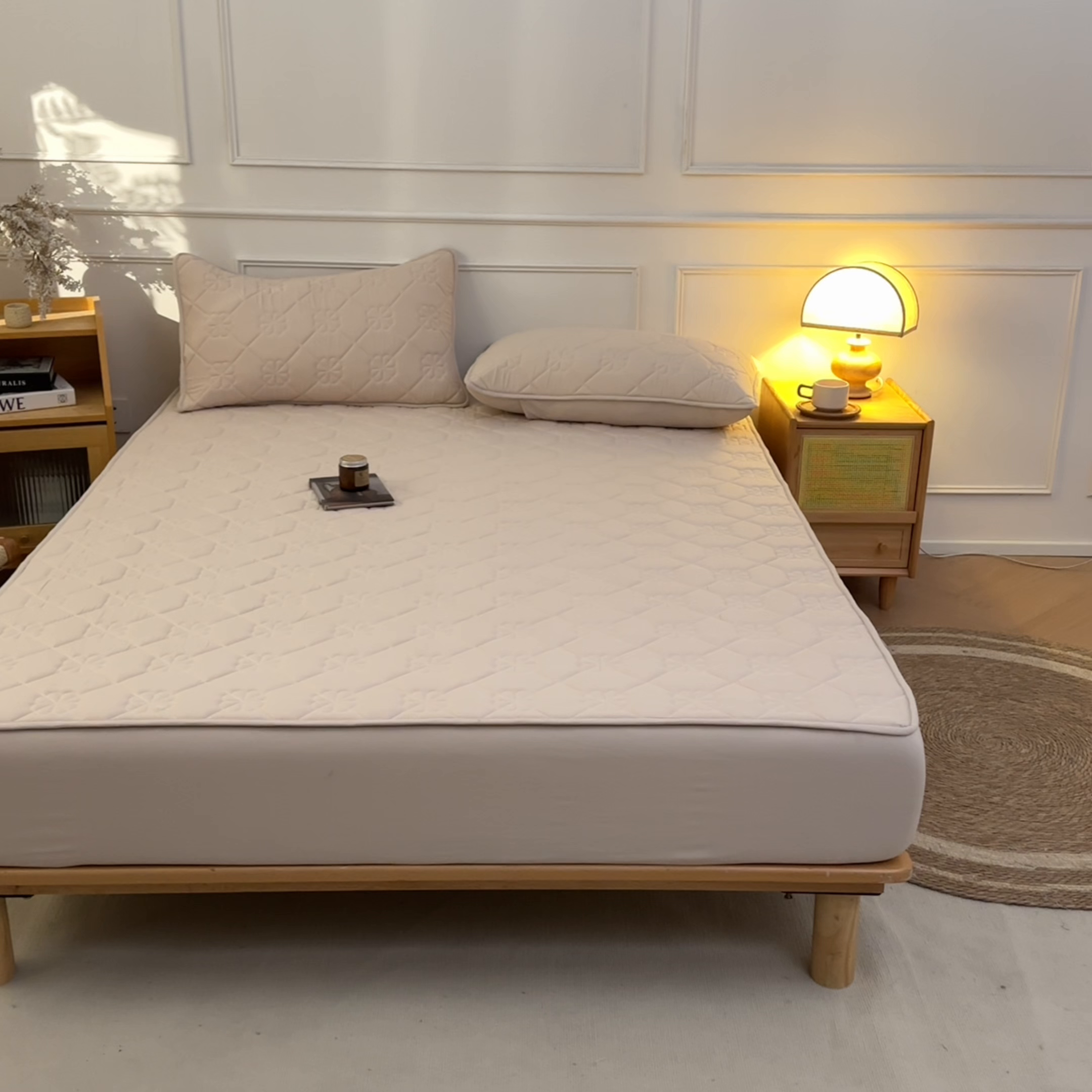 91家纺网 家纺一手货源 找家纺 雯豆家纺 2025新款简约防水款水洗棉夹棉床笠 幸运草-奶咖