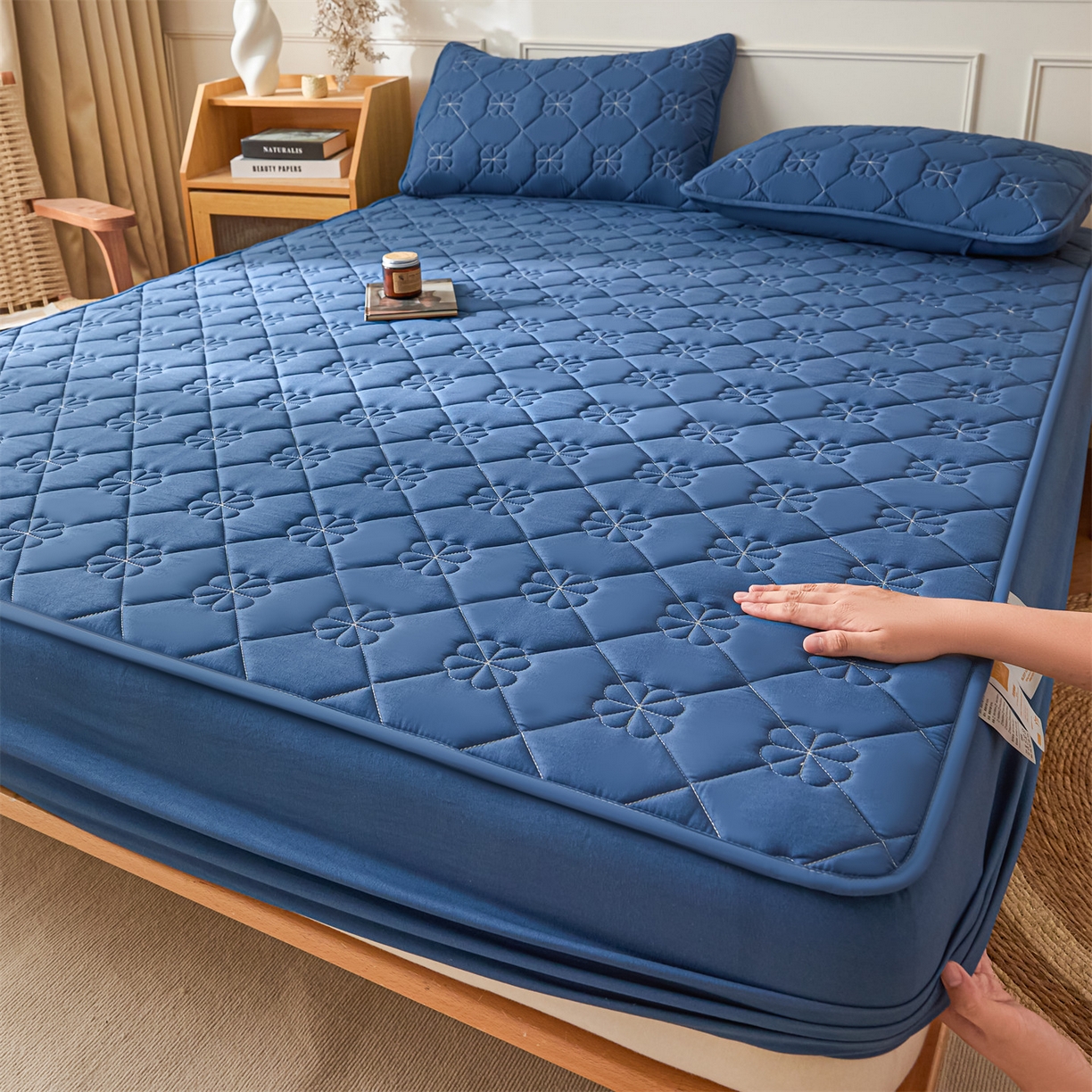 91家纺网 家纺一手货源 找家纺 雯豆家纺 2025新款简约水洗棉夹棉床笠三件套绗缝款纯色床垫保护套-幸运草系列 幸运草-黛蓝