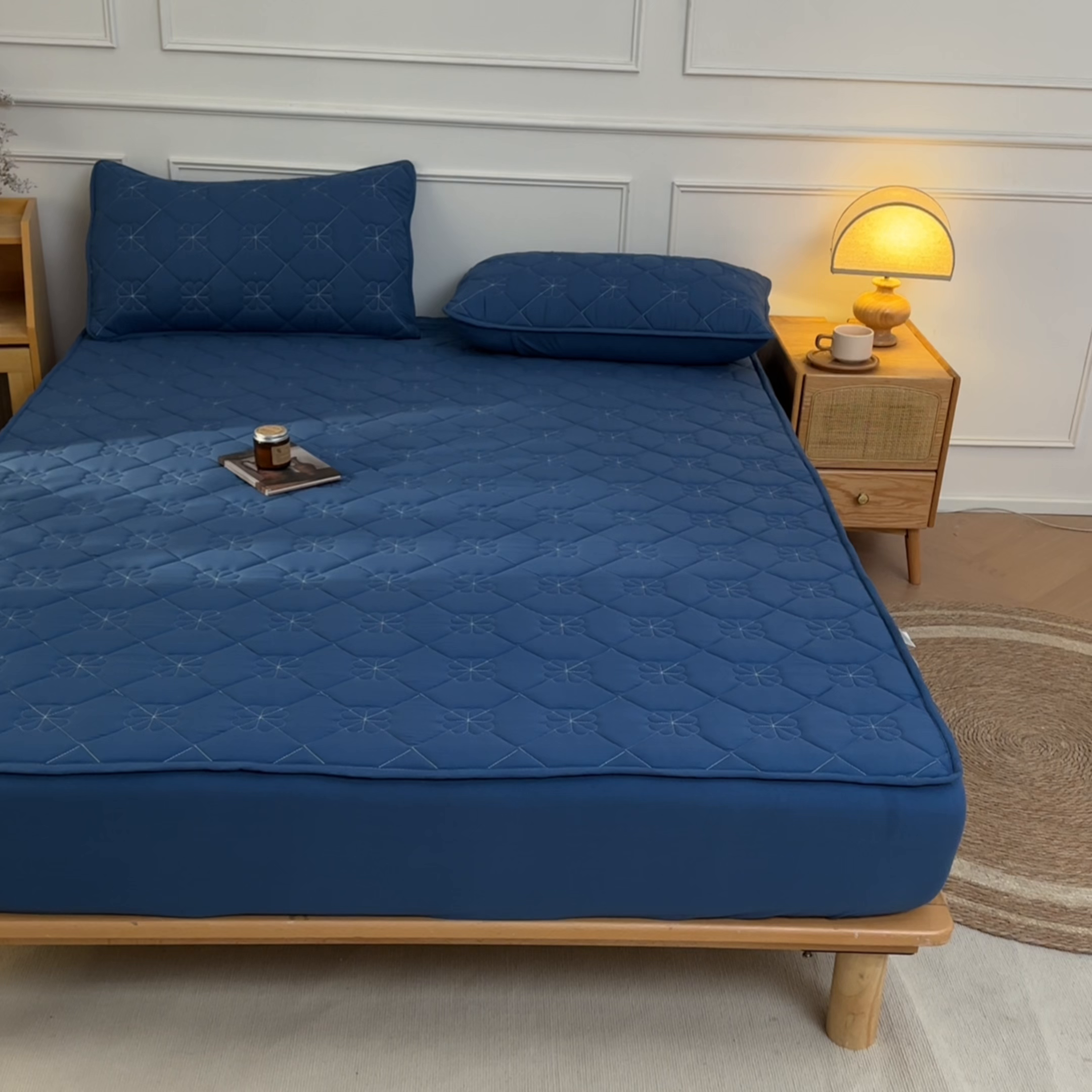 91家纺网 家纺一手货源 找家纺 雯豆家纺 2025新款简约防水款水洗棉夹棉床笠 幸运草-黛蓝