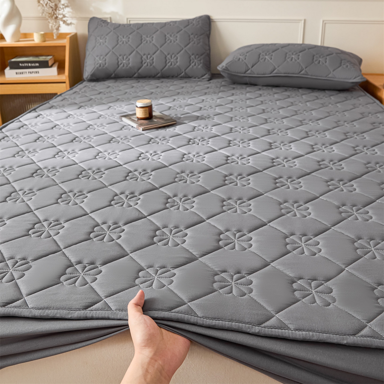 91家纺网 家纺一手货源 找家纺 雯豆家纺 2025新款简约水洗棉夹棉床笠三件套绗缝款纯色床垫保护套-幸运草系列 幸运草-深空灰