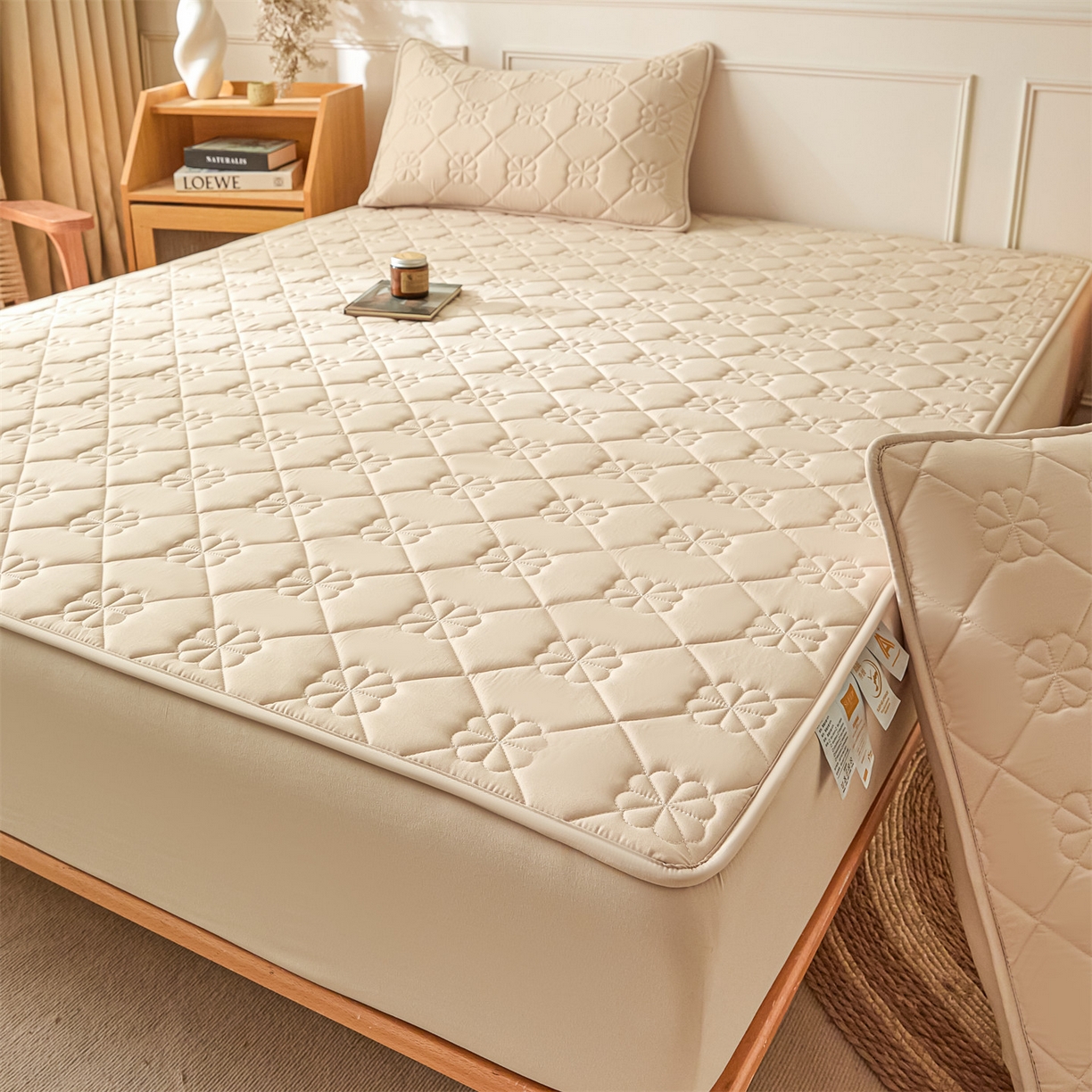 91家纺网 家纺一手货源 找家纺 雯豆家纺 2025新款简约水洗棉夹棉床笠三件套绗缝款纯色床垫保护套-幸运草系列 幸运草-奶咖