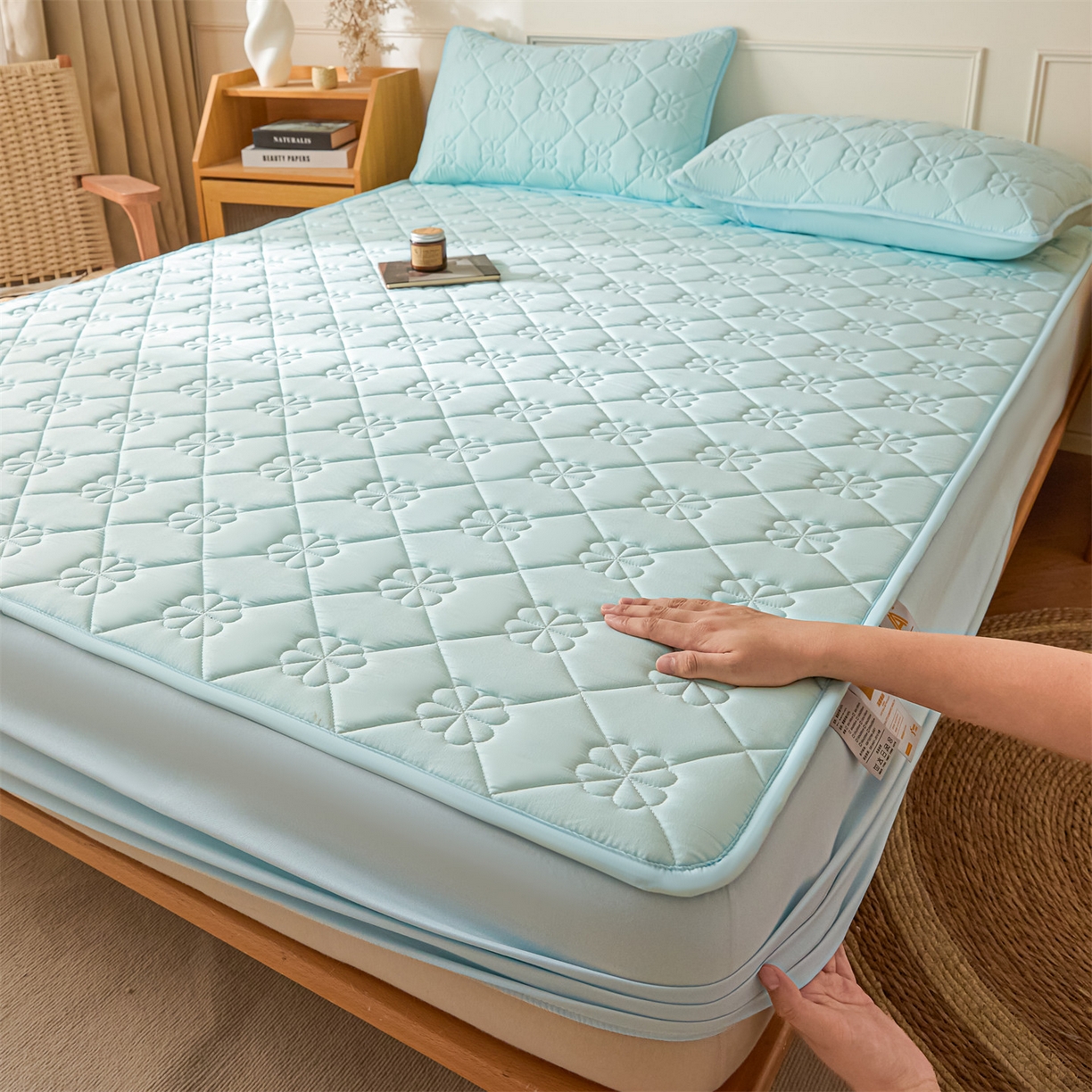 91家纺网 家纺一手货源 找家纺 雯豆家纺 2025新款简约水洗棉夹棉床笠三件套绗缝款纯色床垫保护套-幸运草系列 幸运草-淡水蓝