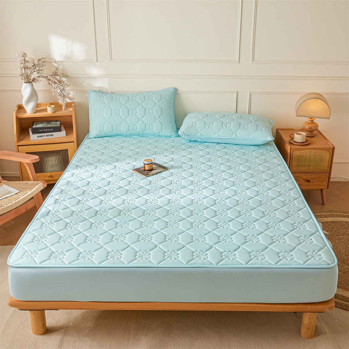 91家纺网 家纺一手货源 找家纺 雯豆家纺 2025新款简约水洗棉夹棉床笠三件套绗缝款纯色床垫保护套-幸运草系列 幸运草-淡水蓝