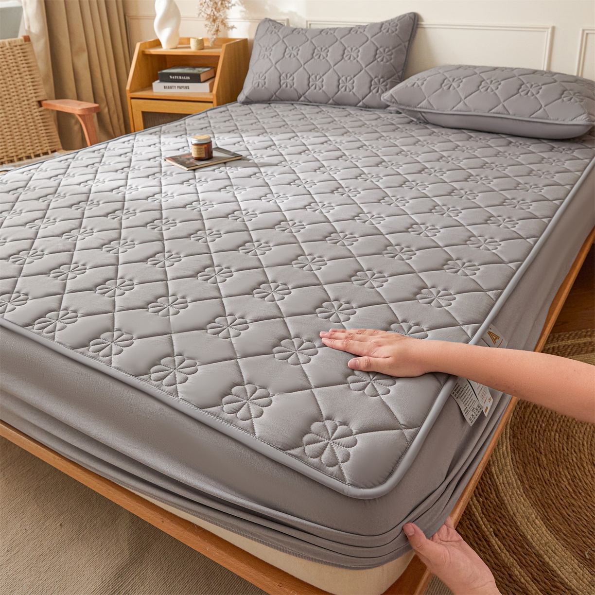 91家纺网 家纺一手货源 找家纺 雯豆家纺 2025新款简约水洗棉夹棉床笠三件套绗缝款纯色床垫保护套-幸运草系列 幸运草-暮云灰