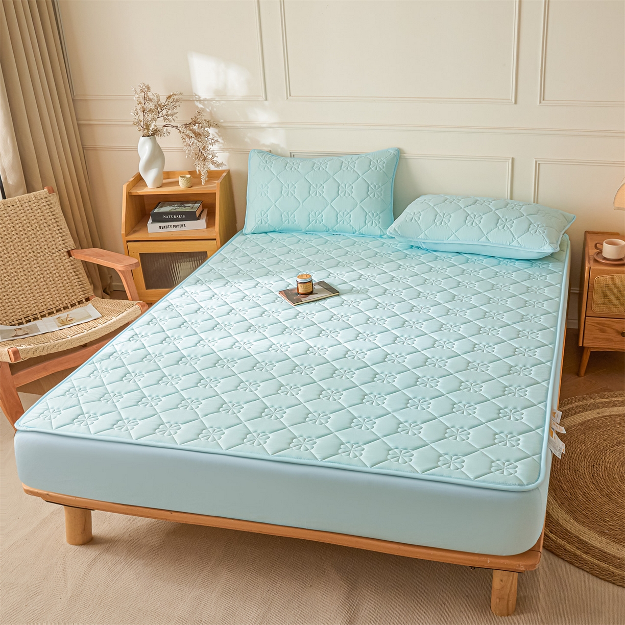 91家纺网 家纺一手货源 找家纺 雯豆家纺 2025新款简约水洗棉夹棉床笠三件套绗缝款纯色床垫保护套-幸运草系列 幸运草-淡水蓝