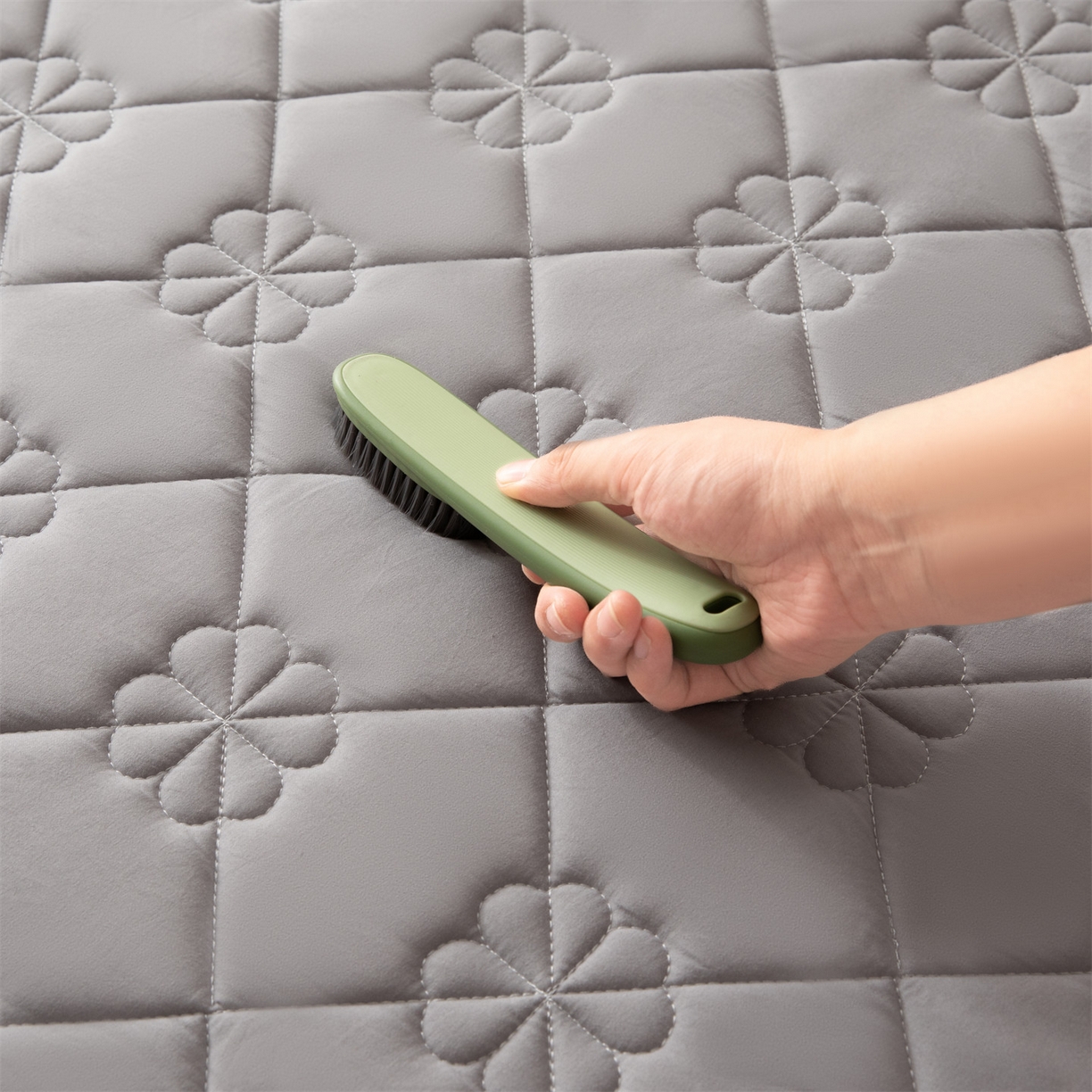 91家纺网 家纺一手货源 找家纺 雯豆家纺 2025新款简约水洗棉夹棉床笠三件套绗缝款纯色床垫保护套-幸运草系列 幸运草-暮云灰