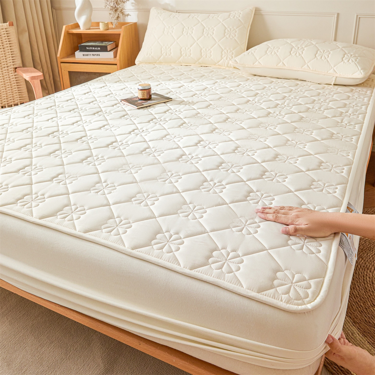 91家纺网 家纺一手货源 找家纺 雯豆家纺 2025新款简约水洗棉夹棉床笠三件套绗缝款纯色床垫保护套-幸运草系列 幸运草-月光白