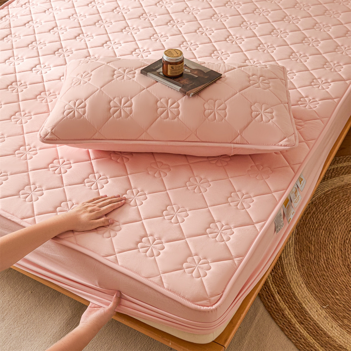 91家纺网 家纺一手货源 找家纺 雯豆家纺 2025新款简约水洗棉夹棉床笠三件套绗缝款纯色床垫保护套-幸运草系列 幸运草-密合粉