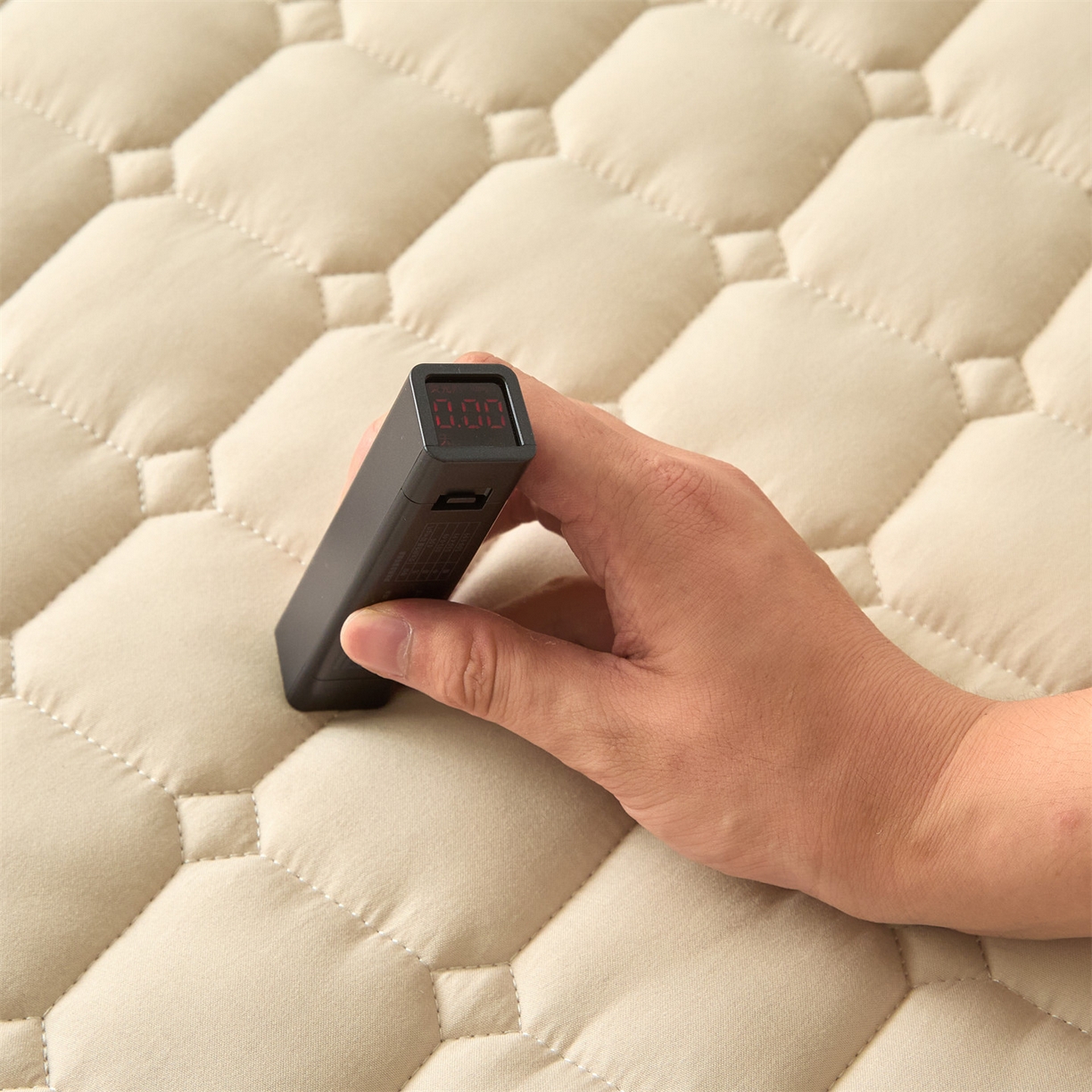 91家纺网 家纺一手货源 找家纺 雯豆家纺 2025新款简约防水款水洗棉夹棉床笠-雅韵 雅韵-奶咖