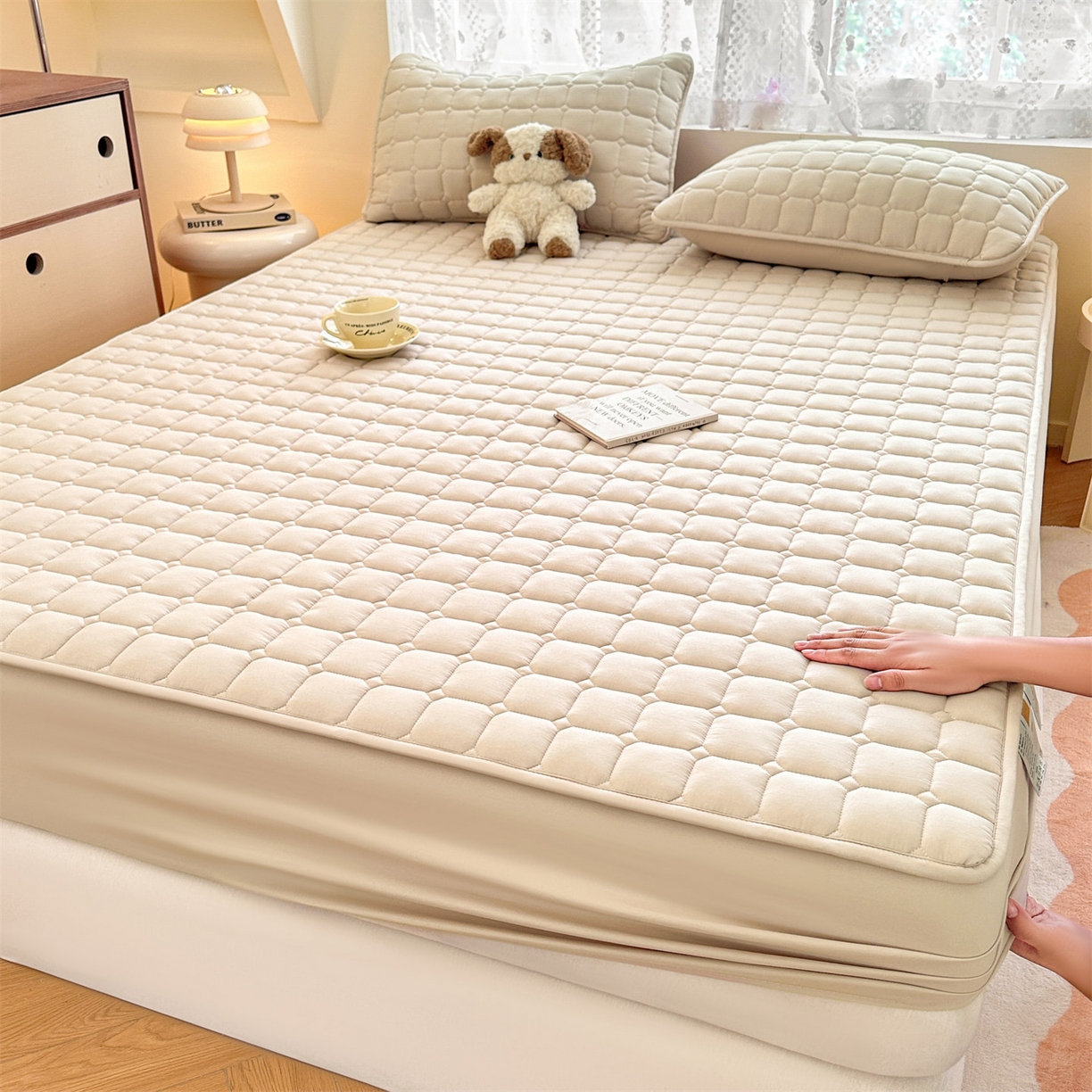 91家纺网 家纺一手货源 找家纺 雯豆家纺 2025新款简约防水款水洗棉夹棉床笠-雅韵 雅韵-奶咖