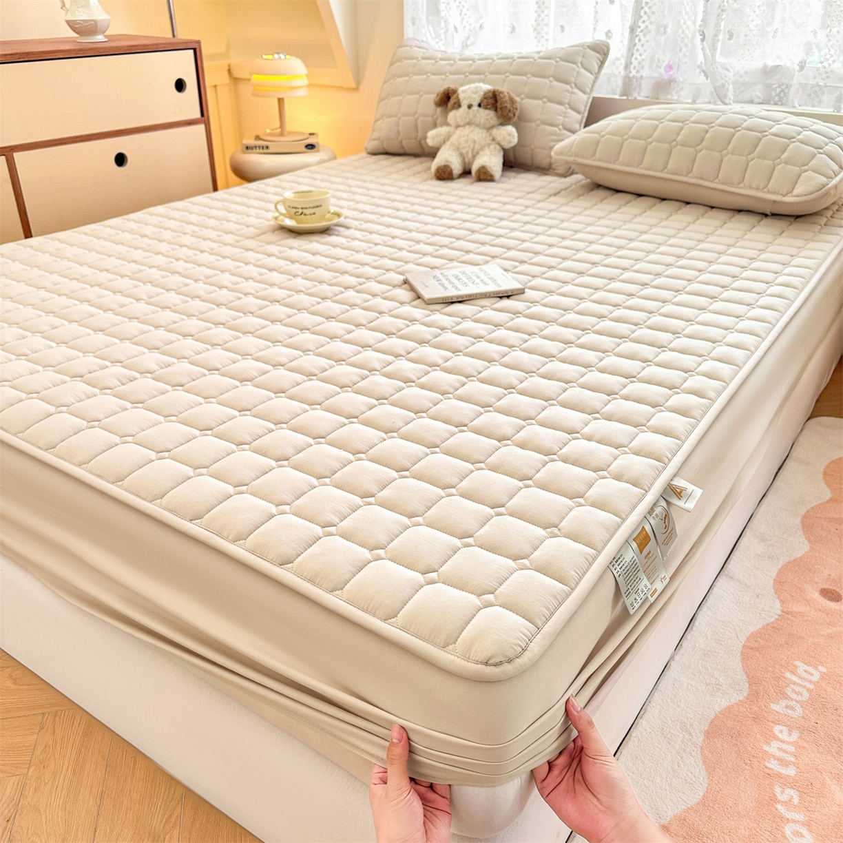 91家纺网 家纺一手货源 找家纺 雯豆家纺 2025新款简约防水款水洗棉夹棉床笠-雅韵 雅韵-奶咖