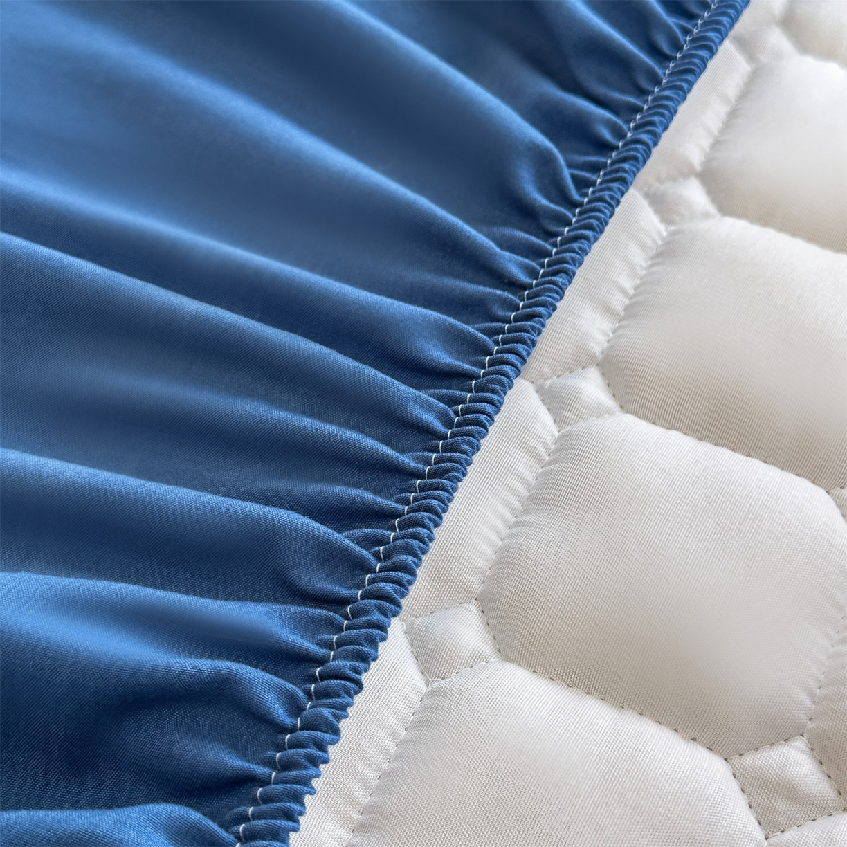 91家纺网 家纺一手货源 找家纺 雯豆家纺 2025新款简约防水款水洗棉夹棉床笠-雅韵 雅韵-黛蓝