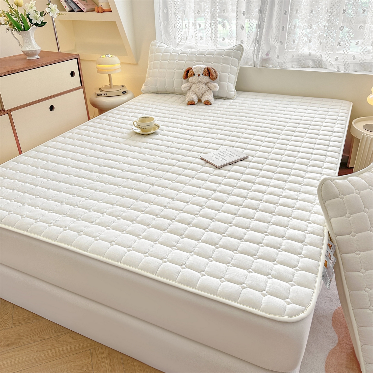 91家纺网 家纺一手货源 找家纺 雯豆家纺 2025新款简约防水款水洗棉夹棉床笠-雅韵 雅韵-月光白