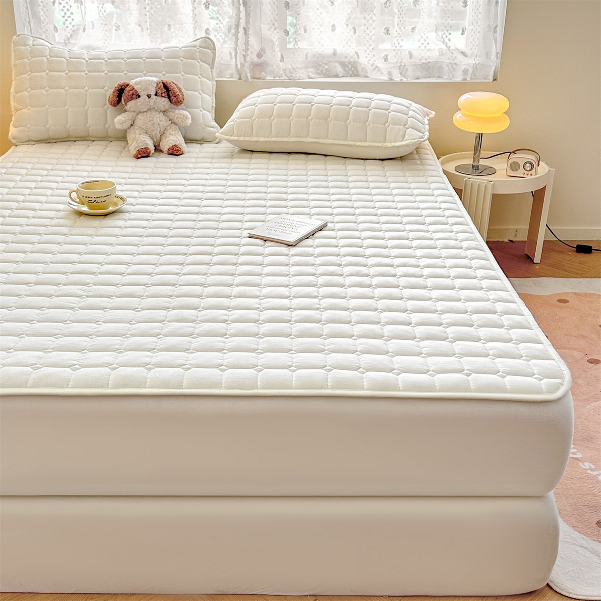 91家纺网 家纺一手货源 找家纺 雯豆家纺 2025新款简约防水款水洗棉夹棉床笠-雅韵 雅韵-月光白