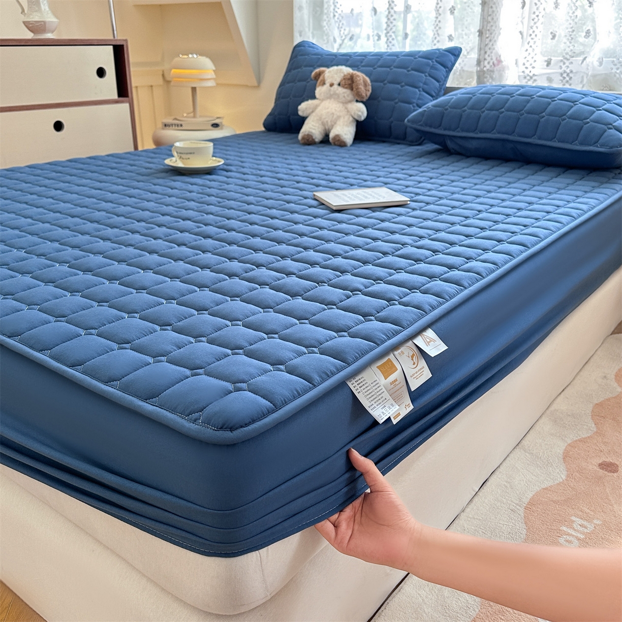 91家纺网 家纺一手货源 找家纺 雯豆家纺 2025新款简约防水款水洗棉夹棉床笠-雅韵 雅韵-黛蓝