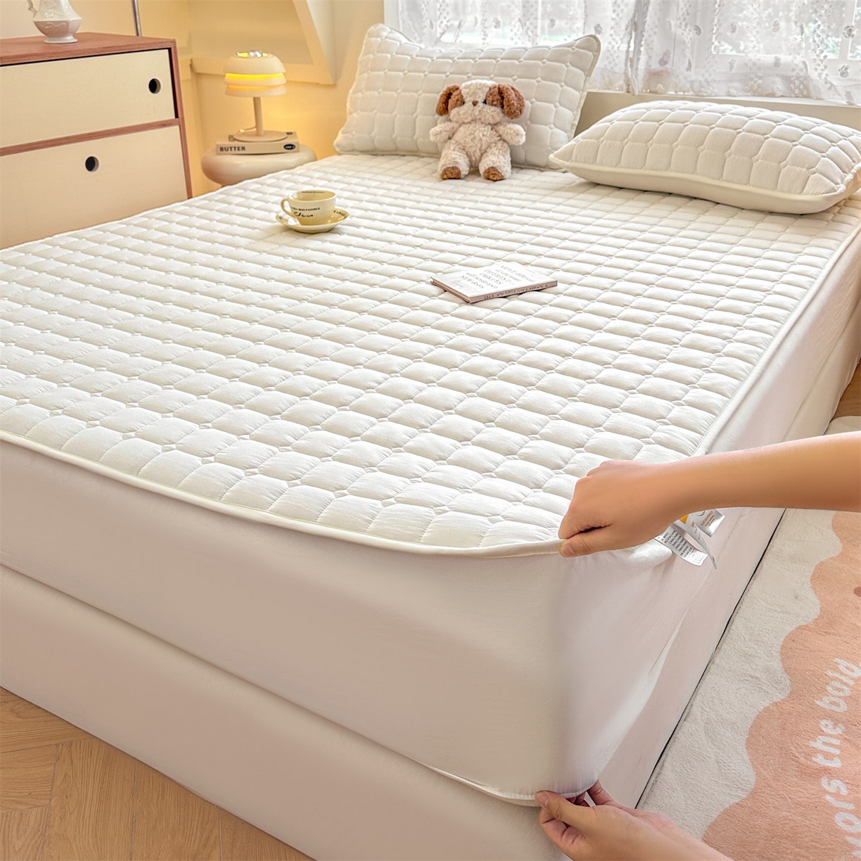 91家纺网 家纺一手货源 找家纺 雯豆家纺 2025新款简约防水款水洗棉夹棉床笠-雅韵 雅韵-月光白