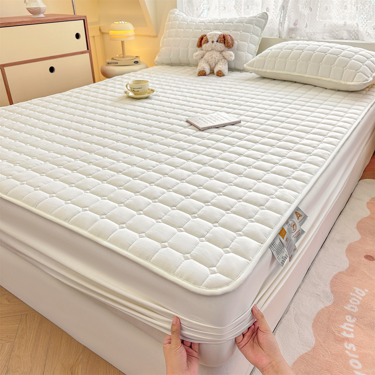 91家纺网 家纺一手货源 找家纺 雯豆家纺 2025新款简约防水款水洗棉夹棉床笠-雅韵 雅韵-月光白