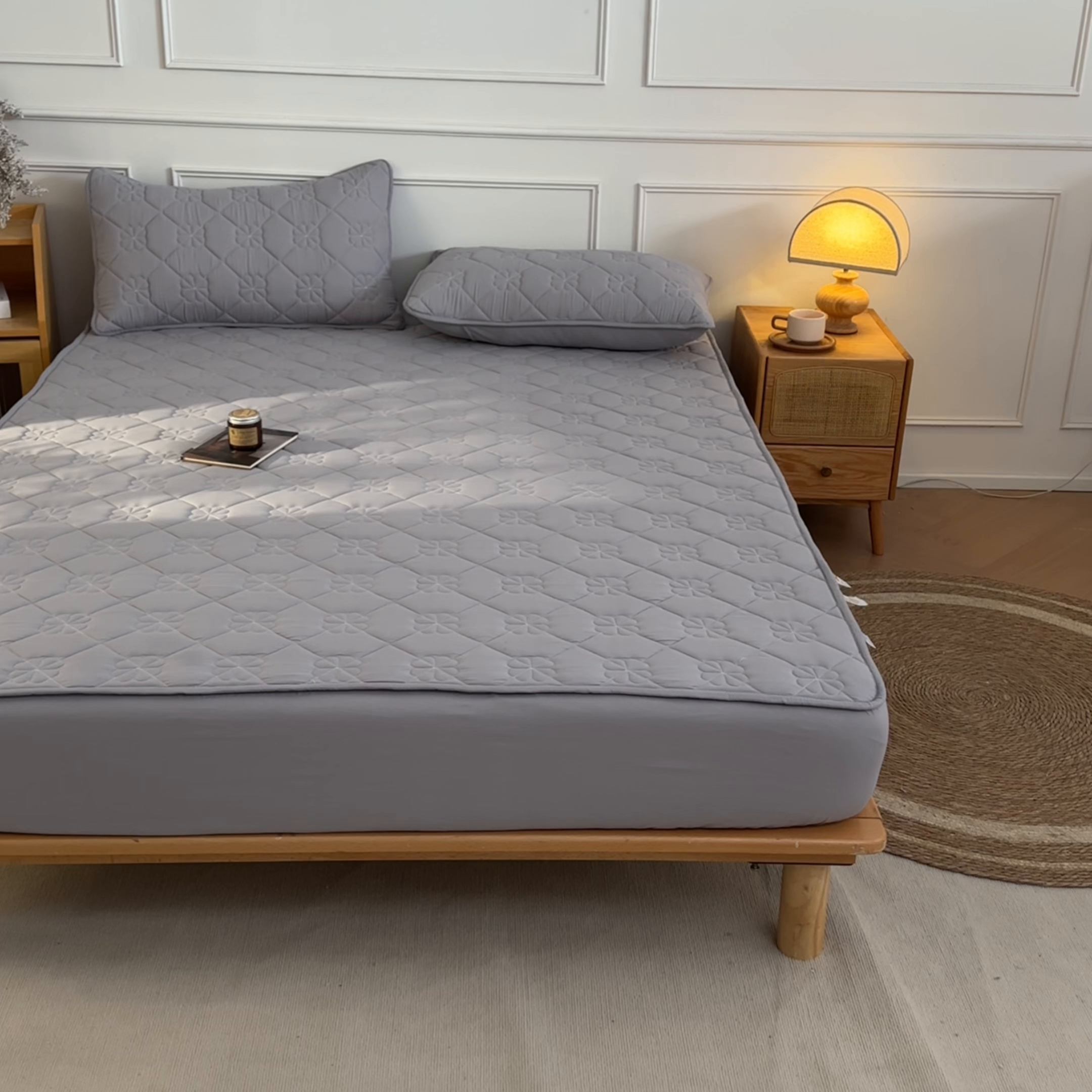 91家纺网 家纺一手货源 找家纺 雯豆家纺 2025新款简约水洗棉夹棉床笠三件套绗缝款纯色床垫保护套-幸运草系列 幸运草-深空灰