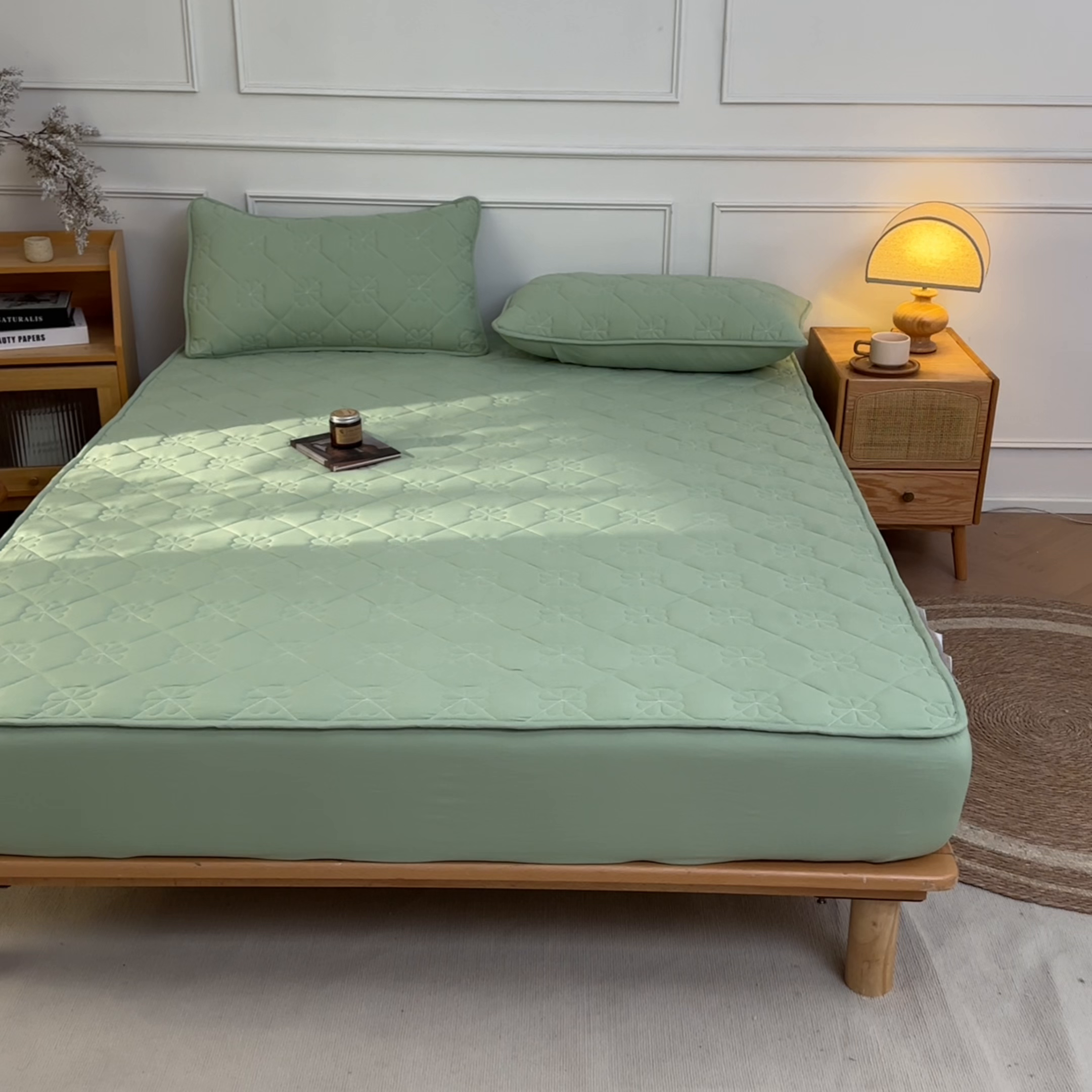 91家纺网 家纺一手货源 找家纺 雯豆家纺 2025新款简约水洗棉夹棉床笠三件套绗缝款纯色床垫保护套-幸运草系列 幸运草-清雅绿
