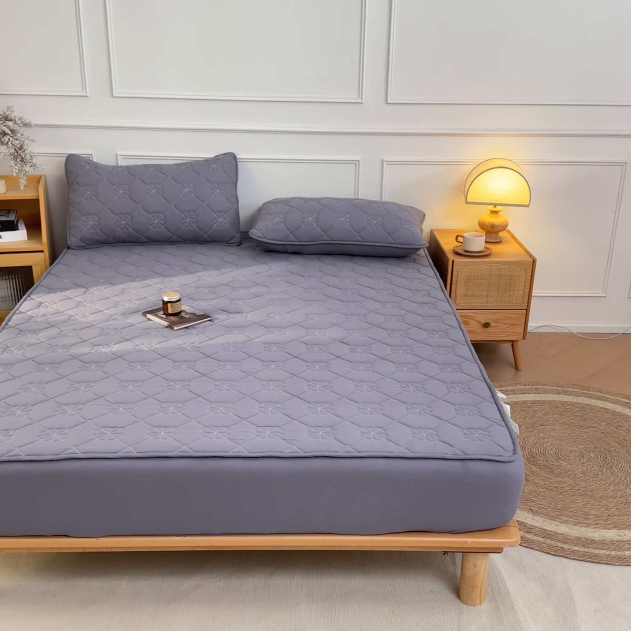 91家纺网 家纺一手货源 找家纺 雯豆家纺 2025新款简约水洗棉夹棉床笠三件套绗缝款纯色床垫保护套-幸运草系列 幸运草-暮云灰