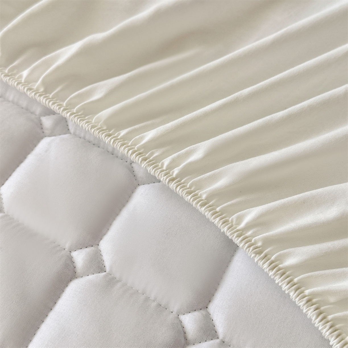 91家纺网 家纺一手货源 找家纺 雯豆家纺 2025新款简约水洗棉夹棉床笠-雅韵 雅韵-月光白