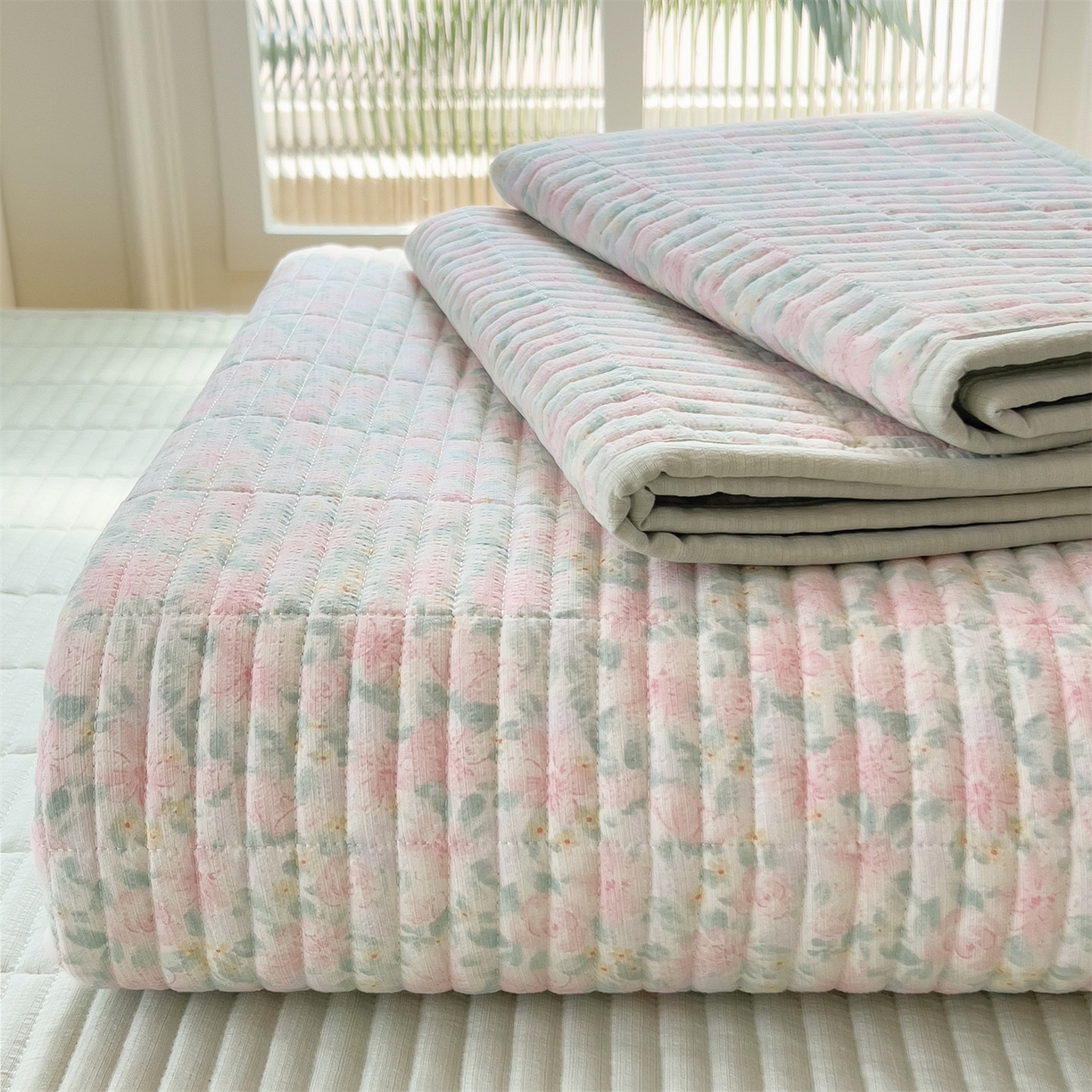 91家纺网 家纺一手货源 找家纺 雯豆家纺 2025新品皱皱双层纱床盖泡泡纱床罩保护套 爱尔蓝