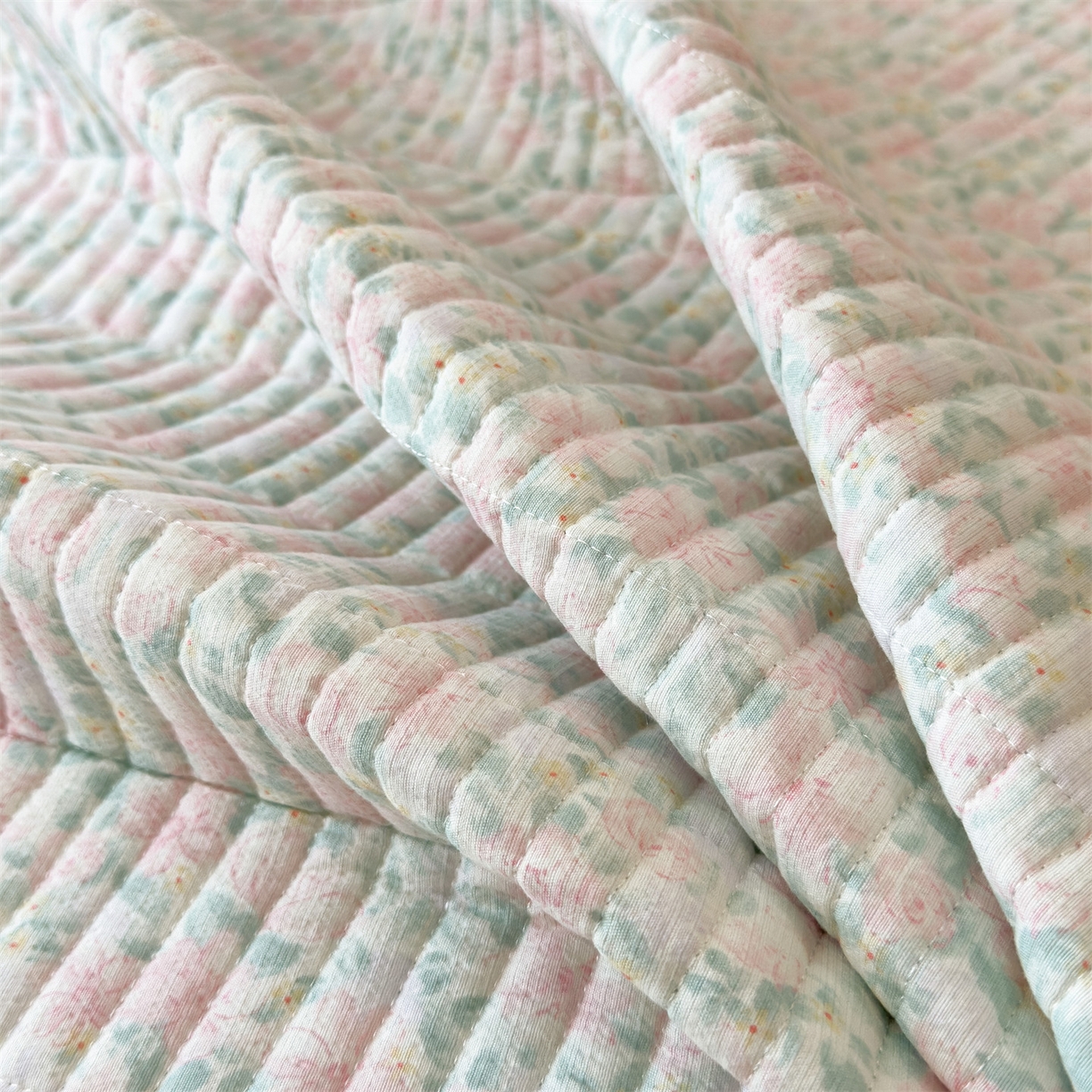 91家纺网 家纺一手货源 找家纺 雯豆家纺 2025新品皱皱双层纱床盖泡泡纱床罩保护套 爱尔蓝