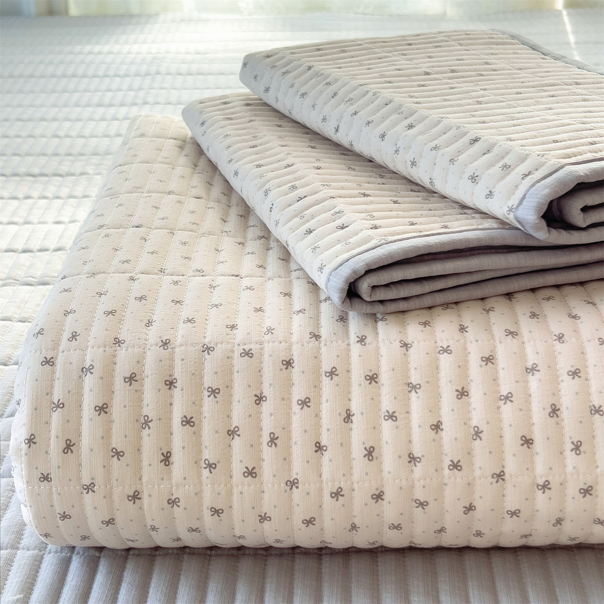 91家纺网 家纺一手货源 找家纺 雯豆家纺 2025新品皱皱双层纱床盖泡泡纱床罩保护套 初心