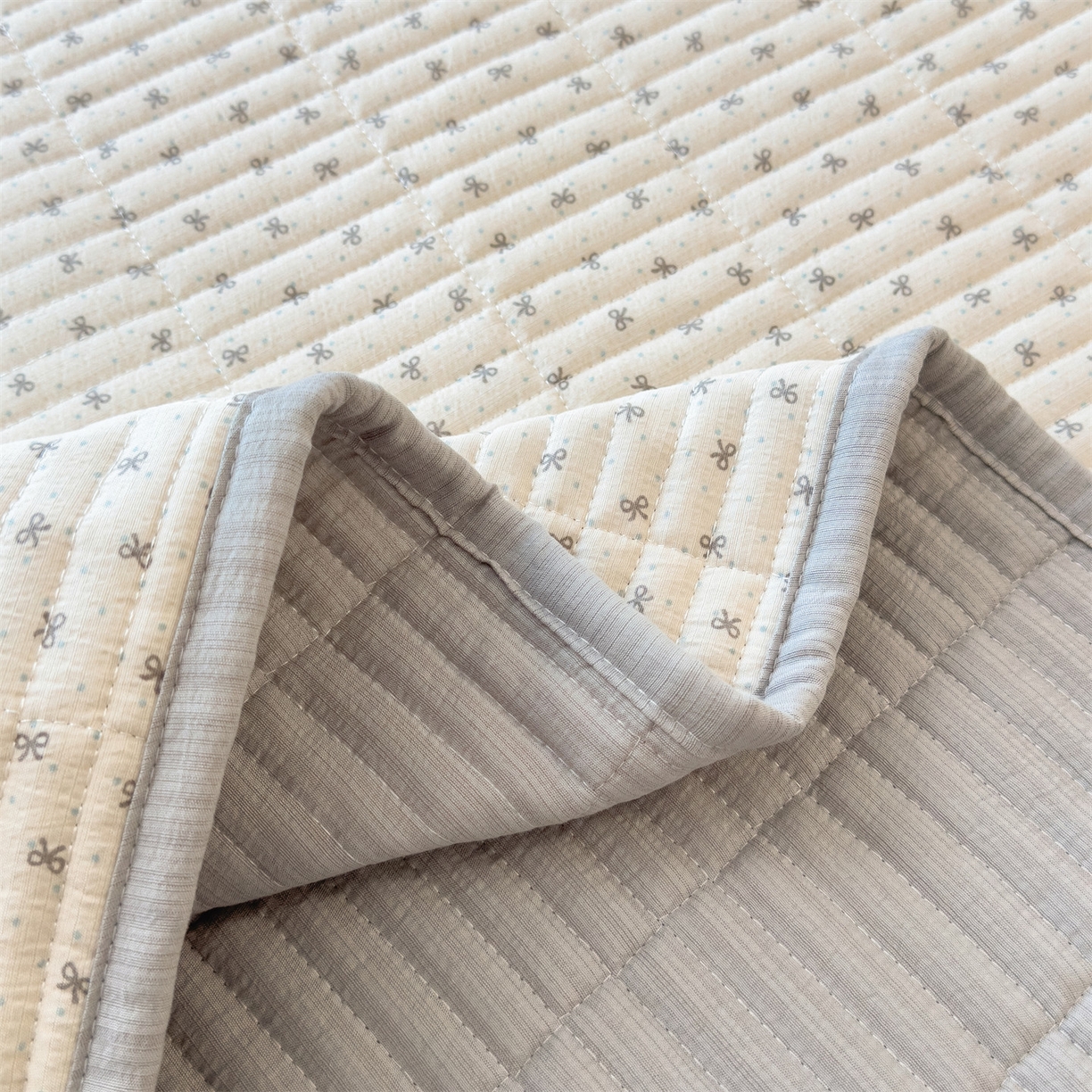 91家纺网 家纺一手货源 找家纺 雯豆家纺 2025新品皱皱双层纱床盖泡泡纱床罩保护套 初心