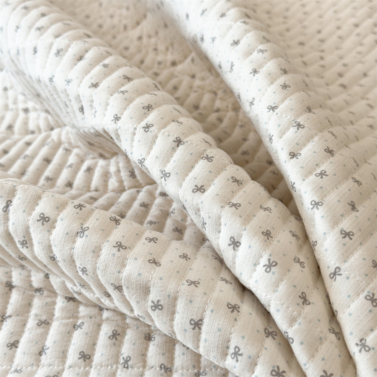 91家纺网 家纺一手货源 找家纺 雯豆家纺 2025新品皱皱双层纱床盖泡泡纱床罩保护套 初心