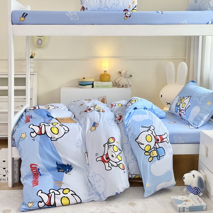 91家纺网 家纺一手货源 找家纺 蘭菲家纺 2025新款学生季经典奥特曼系列全棉印花三件套、四件套 运动员