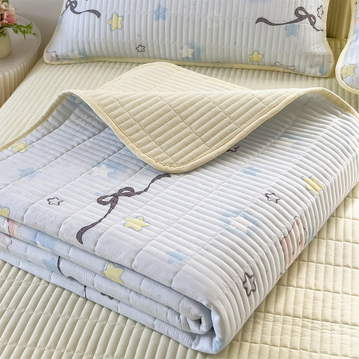 91家纺网 家纺一手货源 找家纺 雯豆家纺 2025新品皱皱双层纱床盖泡泡纱床罩保护套 蝴蝶结小猫