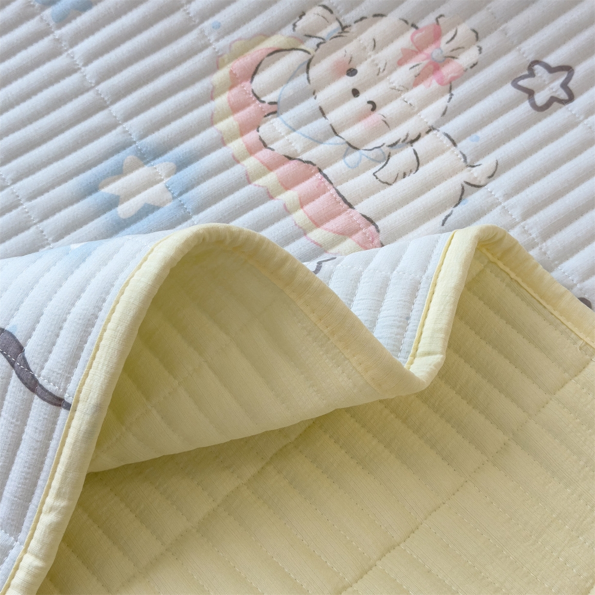 91家纺网 家纺一手货源 找家纺 雯豆家纺 2025新品皱皱双层纱床盖泡泡纱床罩保护套 蝴蝶结小猫