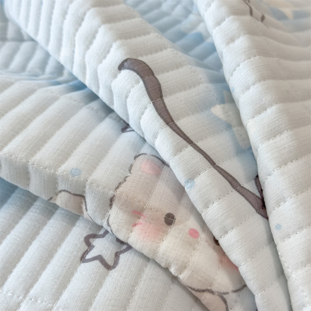 91家纺网 家纺一手货源 找家纺 雯豆家纺 2025新品皱皱双层纱床盖泡泡纱床罩保护套 蝴蝶结小猫