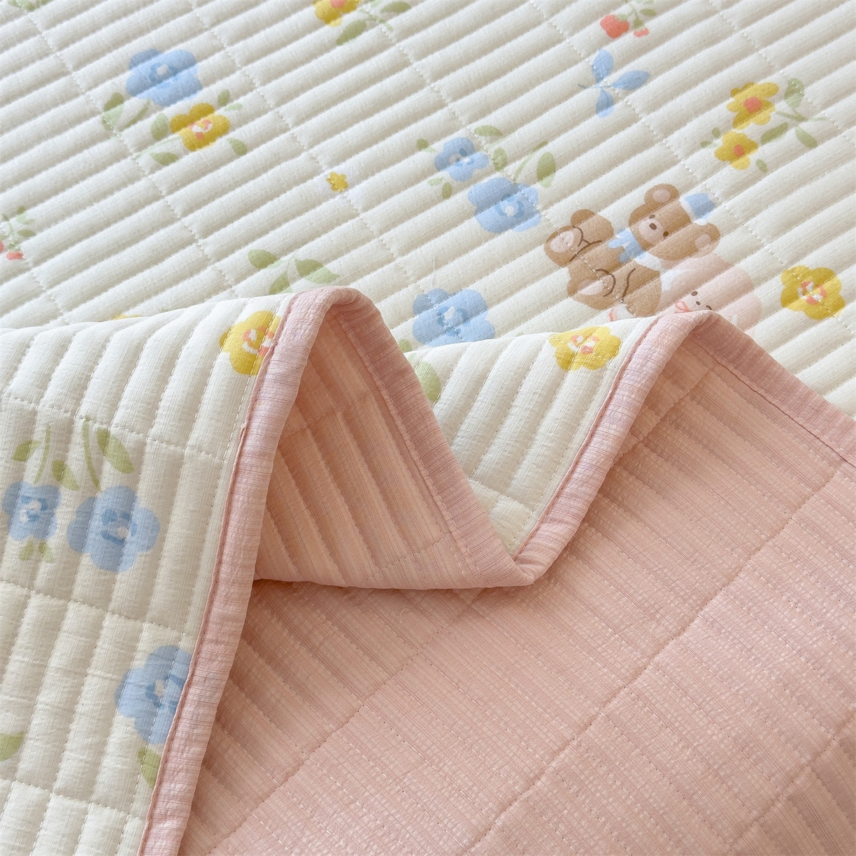 91家纺网 家纺一手货源 找家纺 雯豆家纺 2025新品皱皱双层纱床盖泡泡纱床罩保护套 花小愈