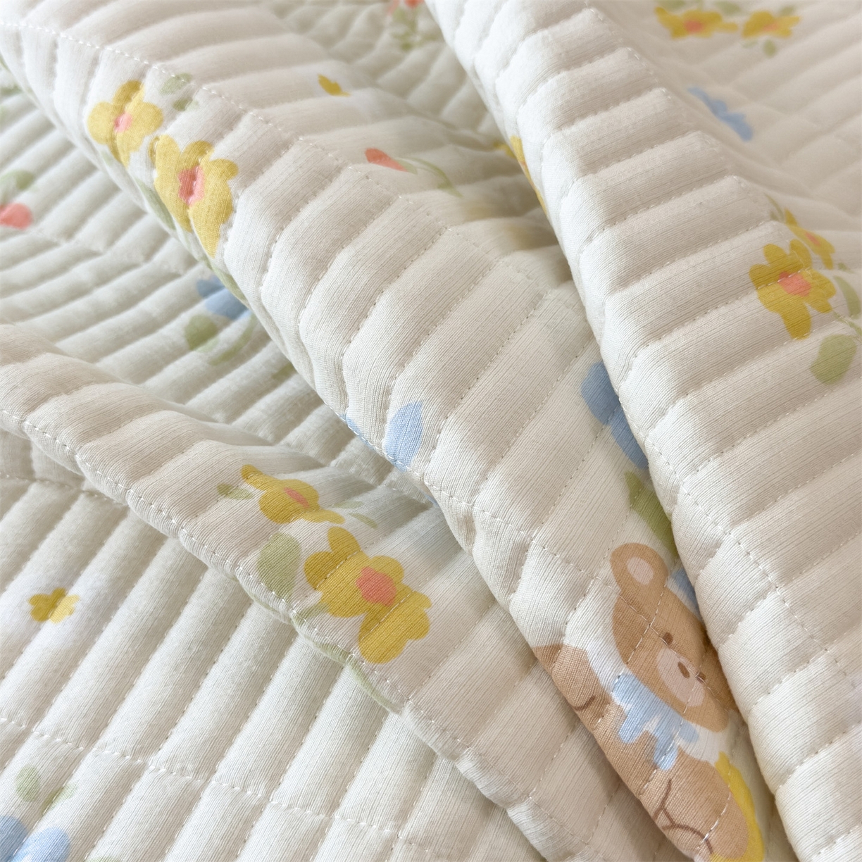 91家纺网 家纺一手货源 找家纺 雯豆家纺 2025新品皱皱双层纱床盖泡泡纱床罩保护套 花小愈