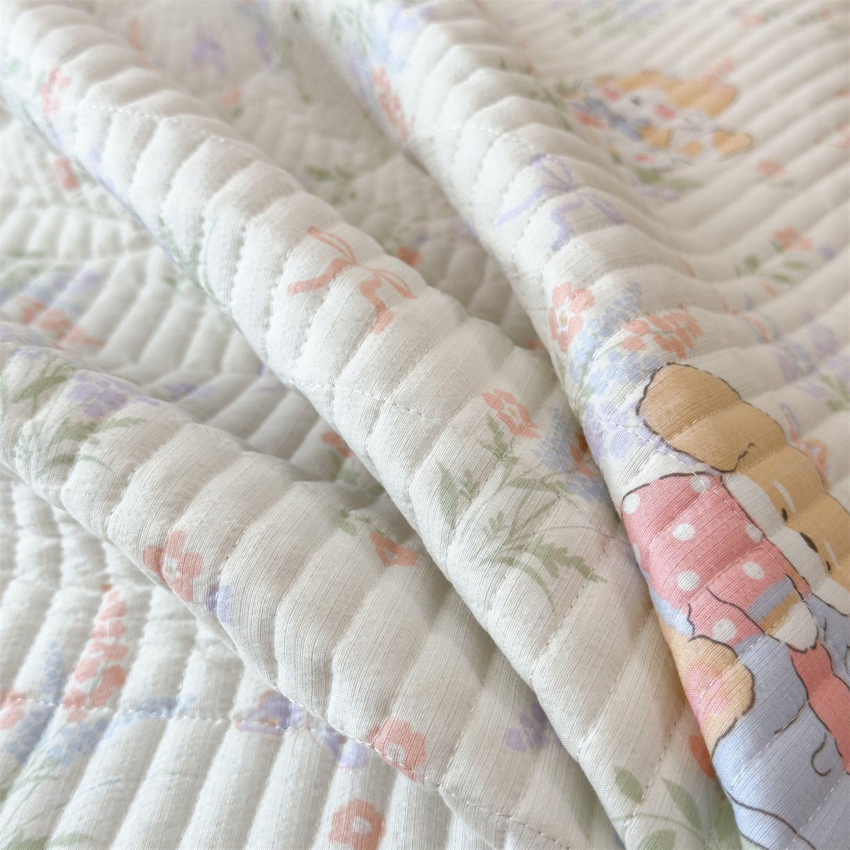 91家纺网 家纺一手货源 找家纺 雯豆家纺 2025新品皱皱双层纱床盖泡泡纱床罩保护套 快乐萌宝